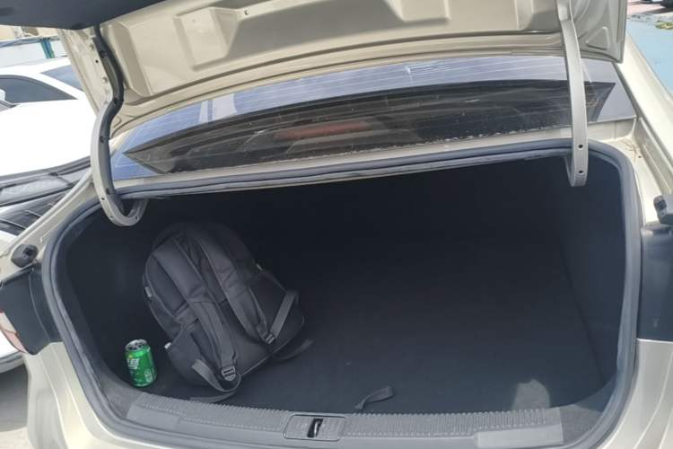 Used Roewe i5 2020 1.5L Automatic 4G Connect Luxury Flagship Edition Trunk
