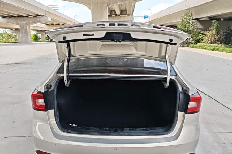 Used Roewe i5 2020 1.5L Manual 4G Connect Leehao Flagship Edition Trunk