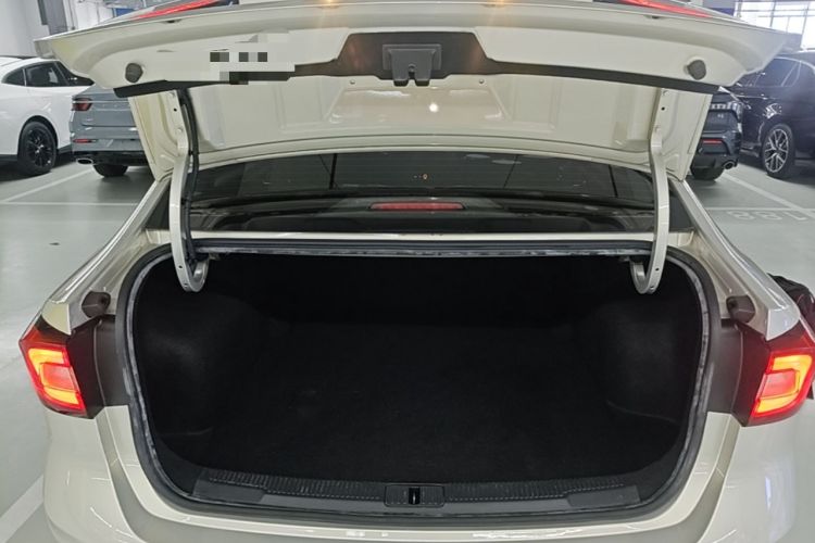 Used Roewe i5 2020 1.5L Automatic 4G Connect Luxury Flagship Edition Trunk