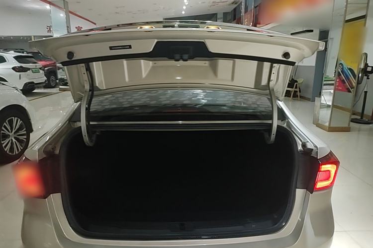 Used Roewe i5 2020 1.5L Automatic 4G Connect Luxury Flagship Edition Trunk