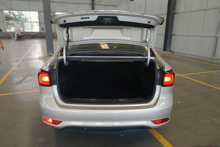 Used Roewe i5 2020 1.5L Automatic 4G Connect Luxury Flagship Edition Trunk