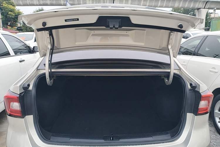 Used Roewe i5 2020 1.5L Automatic 4G Connect Luxury Flagship Edition Trunk