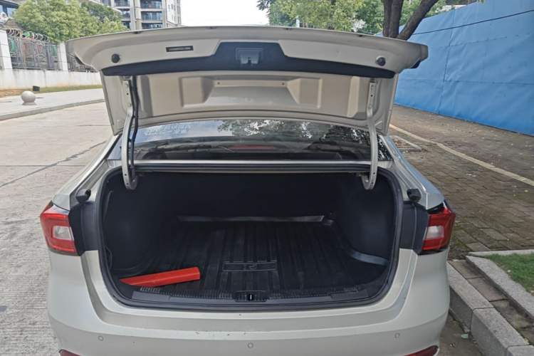 Used Roewe i5 2020 1.5L Manual 4G Connect Luxury Edition Trunk
