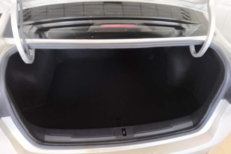 Used Roewe i5 2020 1.5L Automatic 4G Connect Luxury Flagship Edition Trunk