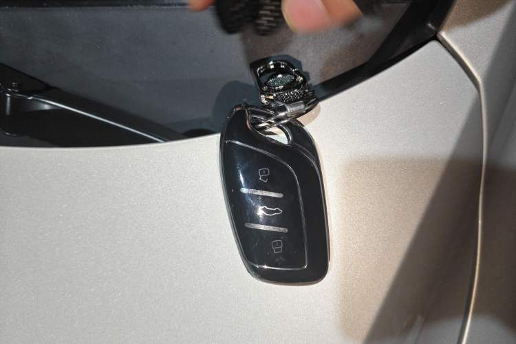 Used Roewe i5 2020 1.5L Automatic 4G Connect Luxury Flagship Edition Vehicle Key