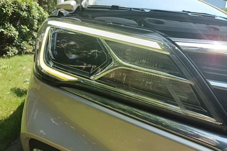 Used Roewe i5 2020 1.5L Automatic 4G Connect Luxury Flagship Edition Right Front Headlight