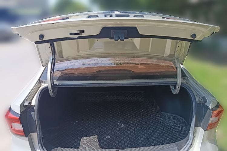Used Roewe i5 2020 1.5L Automatic 4G Connect Luxury Flagship Edition Trunk