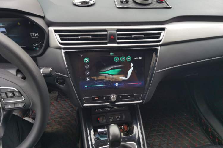 Used Roewe i5 2020 1.5L Automatic 4G Connect Luxury Flagship Edition Audio And AC Panel