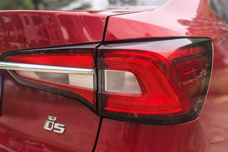 Used Roewe i5 2020 1.5L Automatic 4G Connect Luxury Flagship Edition Exterior 12