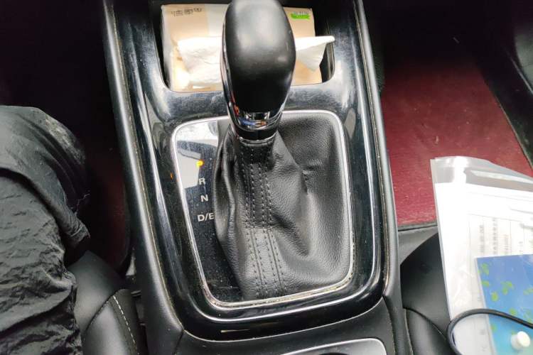 Used Roewe i5 2020 1.5L Automatic 4G Connect Luxury Flagship Edition Gear Lever
