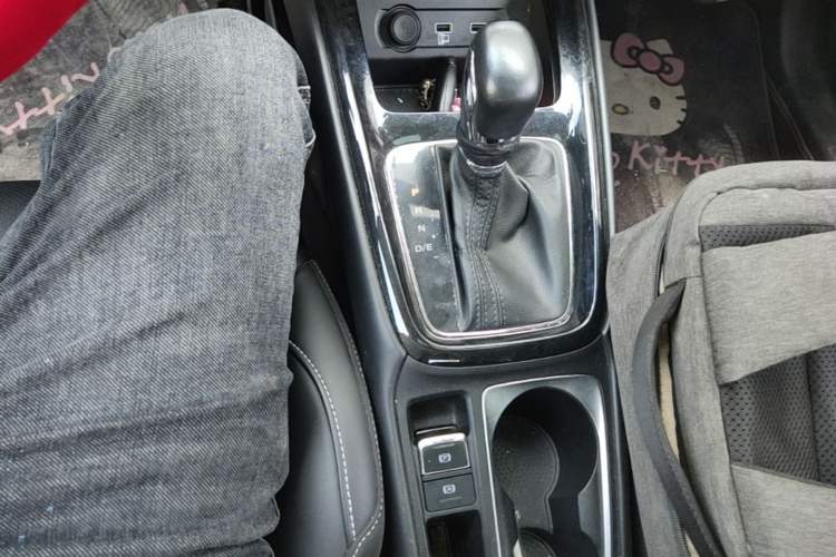 Used Roewe i5 2020 1.5L Automatic 4G Connect Luxury Flagship Edition Gear Lever