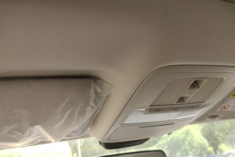 Used Roewe i5 2020 1.5L Automatic 4G Connect Luxury Flagship Edition Headliner