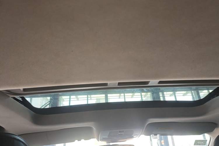Used Roewe i5 2020 1.5L Automatic 4G Connect Luxury Flagship Edition Headliner