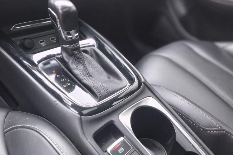 Used Roewe i5 2020 1.5L Automatic 4G Connect Luxury Flagship Edition Interior 2