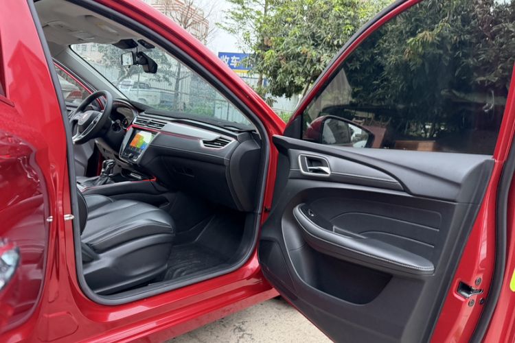Used Roewe i5 2020 1.5L Automatic 4G Connect Luxury Flagship Edition Interior 3