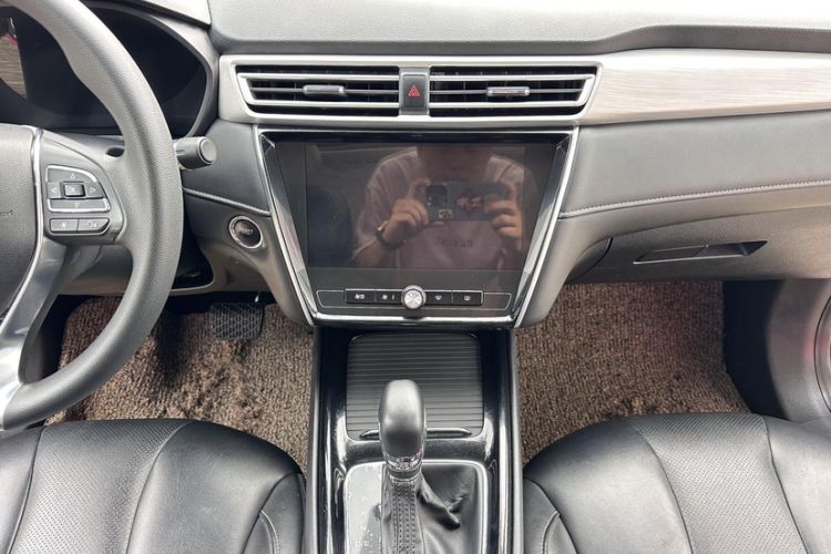 Used Roewe i5 2020 1.5L Automatic 4G Connect Luxury Flagship Edition Interior 4