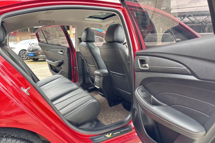 Used Roewe i5 2020 1.5L Automatic 4G Connect Luxury Flagship Edition Interior 5