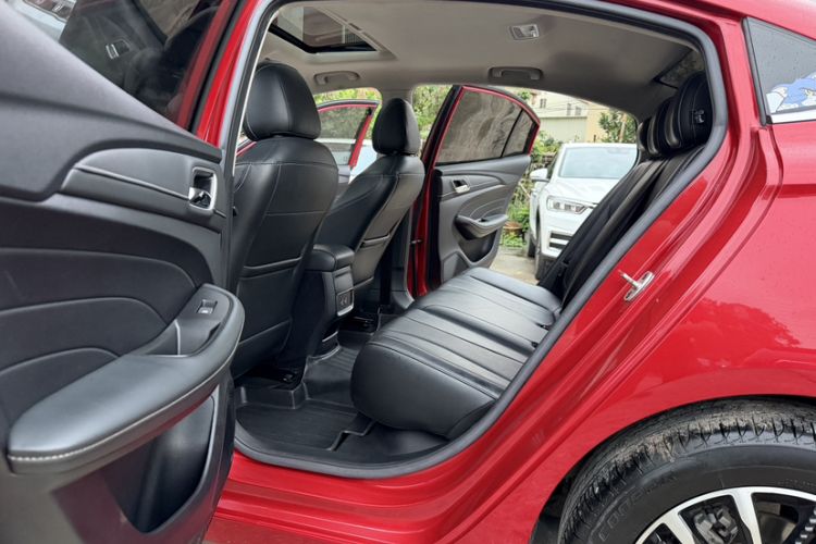 Used Roewe i5 2020 1.5L Automatic 4G Connect Luxury Flagship Edition Interior 6