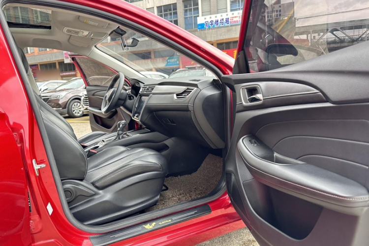 Used Roewe i5 2020 1.5L Automatic 4G Connect Luxury Flagship Edition Interior 6