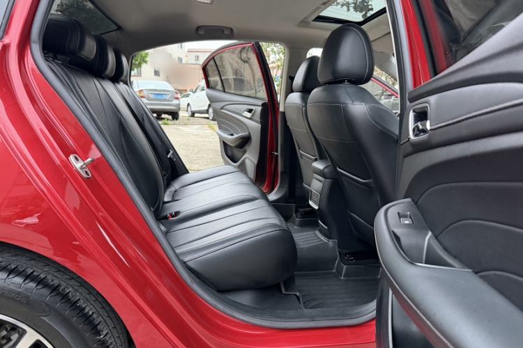 Used Roewe i5 2020 1.5L Automatic 4G Connect Luxury Flagship Edition Interior 8