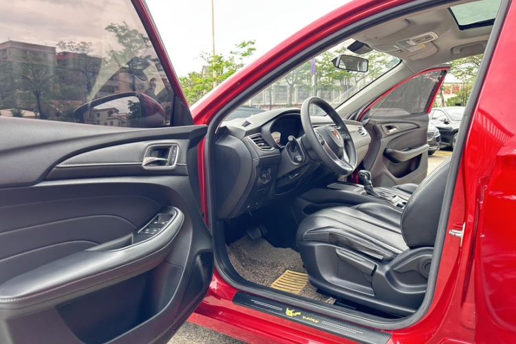 Used Roewe i5 2020 1.5L Automatic 4G Connect Luxury Flagship Edition Interior 9