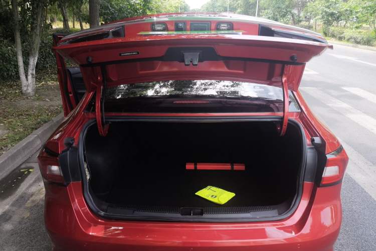 Used Roewe i5 2020 1.5L Automatic 4G Connect Luxury Flagship Edition Trunk