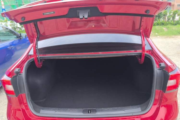 Used Roewe i5 2020 1.5L Automatic 4G Connect Luxury Flagship Edition Trunk