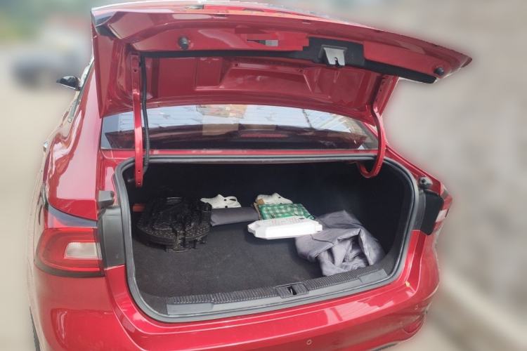 Used Roewe i5 2020 1.5L Automatic 4G Connect Luxury Flagship Edition Trunk