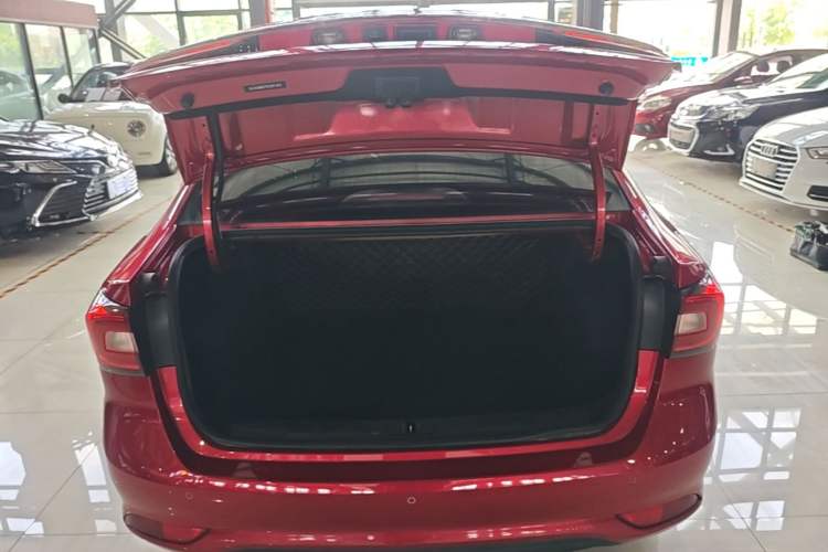 Used Roewe i5 2020 1.5L Automatic 4G Connect Luxury Flagship Edition Trunk