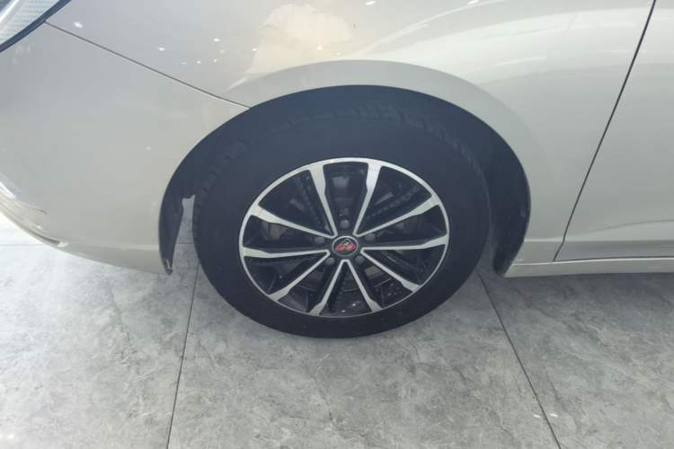 Used Roewe i5 2020 1.5L Automatic 4G Connect Luxury Flagship Edition Left Front Wheel Hub