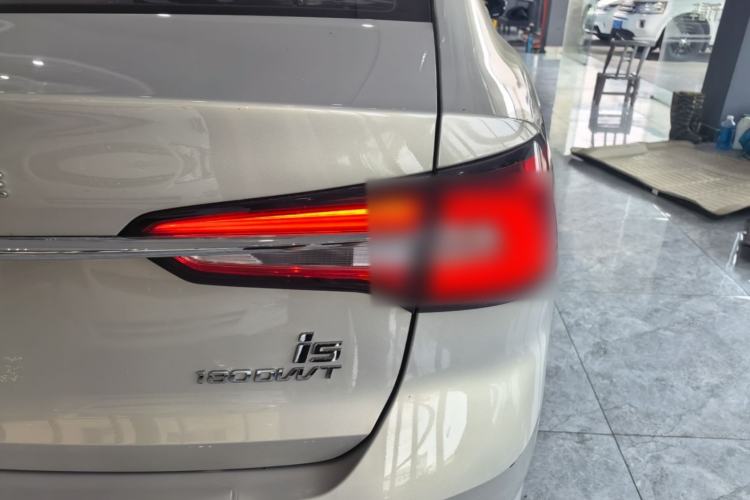 Used Roewe i5 2020 1.5L Automatic 4G Connect Luxury Flagship Edition Right Rear Taillight