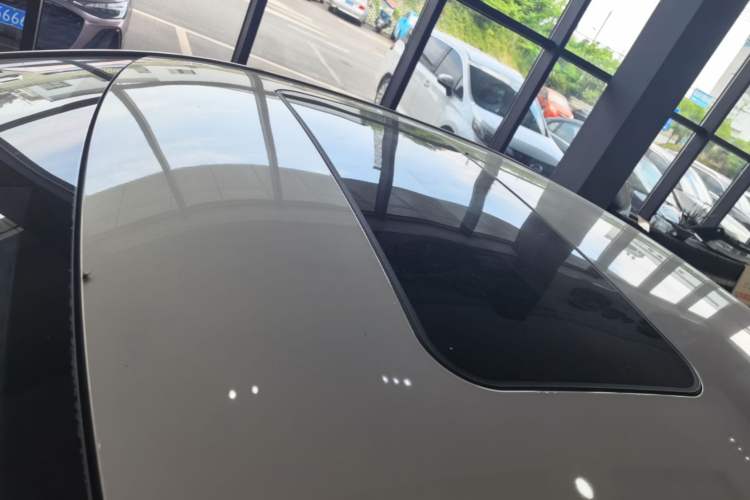 Used Roewe i5 2020 1.5L Automatic 4G Connect Luxury Flagship Edition Roof