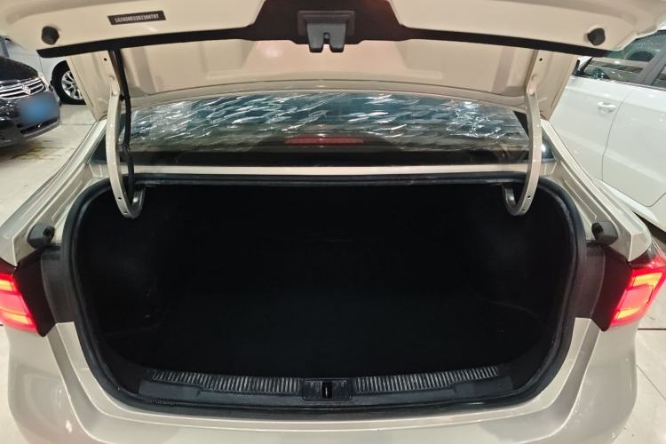 Used Roewe i5 2020 1.5L Automatic 4G Connected Linghao Edition Trunk