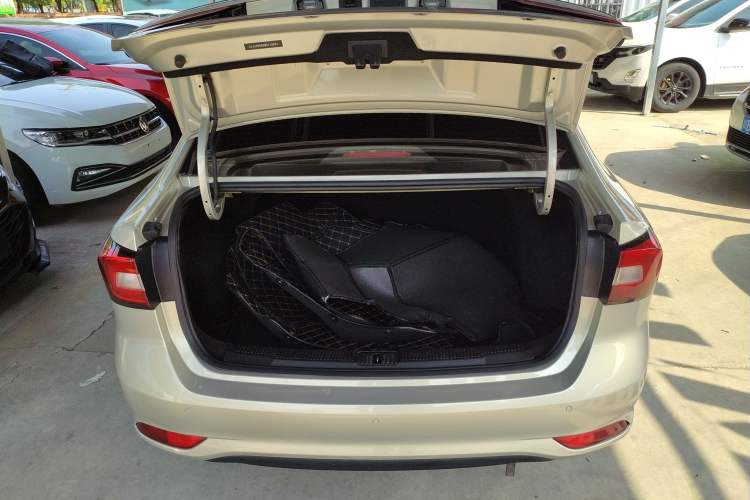 Used Roewe i5 2020 1.5L Manual 4G Connect Leehao Flagship Edition Trunk