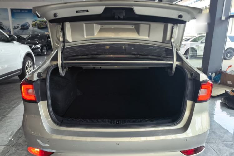 Used Roewe i5 2020 1.5L Automatic 4G Connect Luxury Flagship Edition Trunk