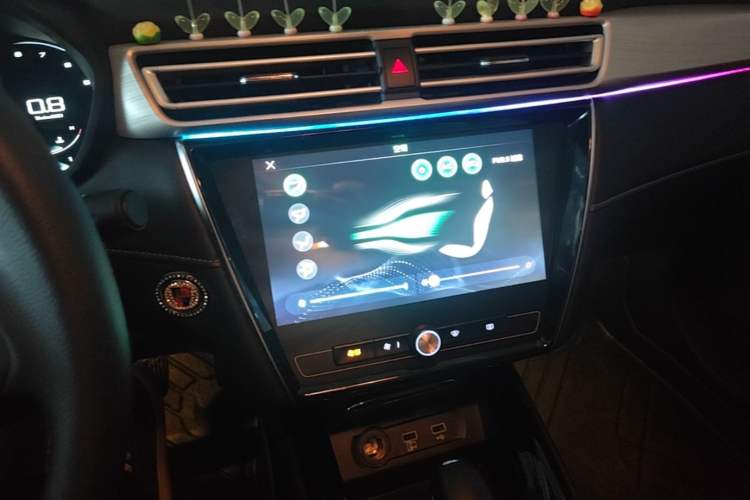 Used Roewe i5 2020 1.5L Automatic 4G Connect Luxury Flagship Edition Audio And AC Panel