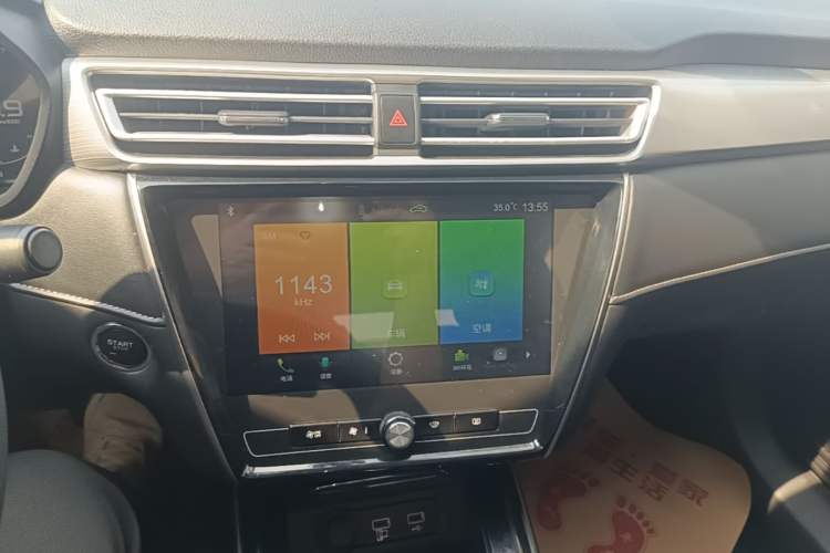 Used Roewe i5 2020 1.5L Automatic 4G Connect Luxury Flagship Edition Audio And AC Panel