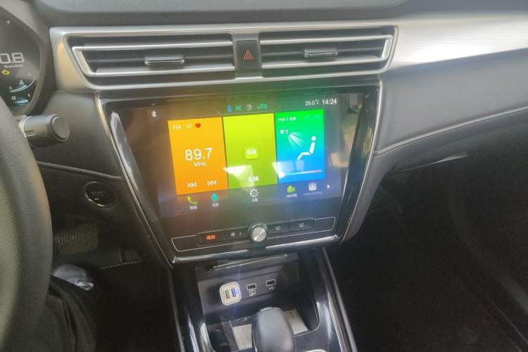 Used Roewe i5 2020 1.5L Automatic 4G Connect Luxury Flagship Edition Audio And AC Panel