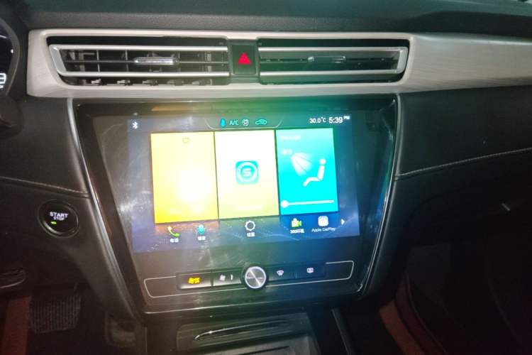 Used Roewe i5 2020 1.5L Automatic 4G Connect Luxury Flagship Edition Audio And AC Panel
