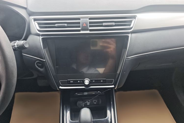 Used Roewe i5 2020 1.5L Automatic 4G Connect Luxury Flagship Edition Audio And AC Panel