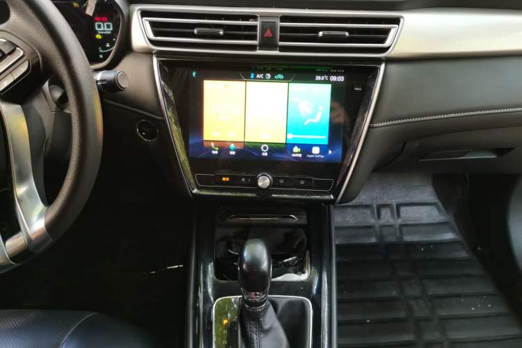 Used Roewe i5 2020 1.5L Automatic 4G Connect Luxury Flagship Edition Audio And AC Panel