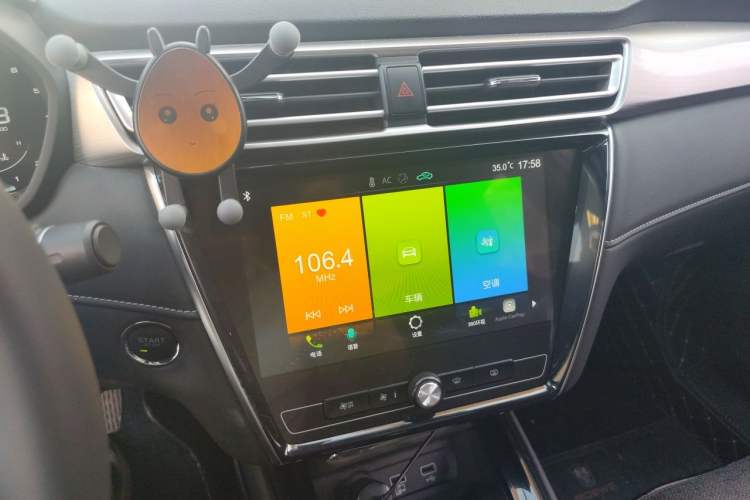 Used Roewe i5 2020 1.5L Automatic 4G Connect Luxury Flagship Edition Audio And AC Panel