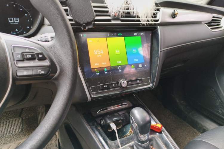 Used Roewe i5 2020 1.5L Automatic 4G Connect Luxury Flagship Edition Audio And AC Panel