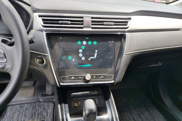 Used Roewe i5 2020 1.5L Automatic 4G Connect Luxury Flagship Edition Audio And AC Panel