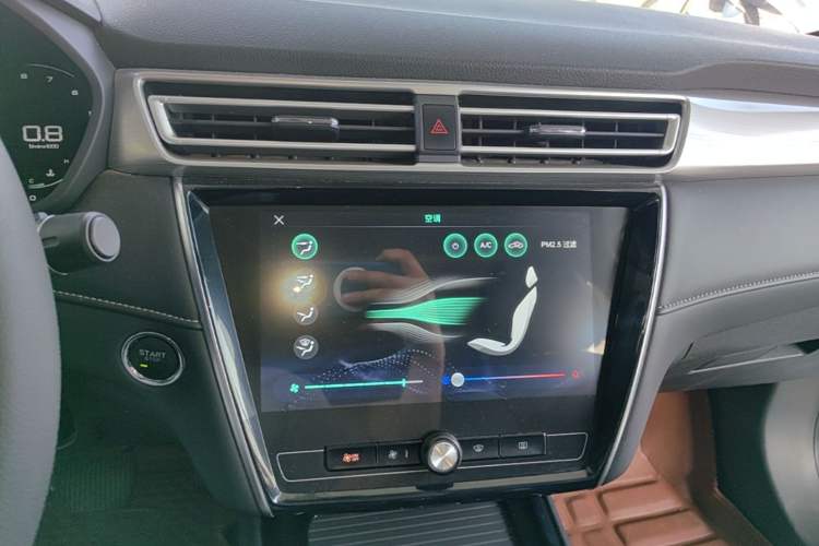 Used Roewe i5 2020 1.5L Automatic 4G Connect Luxury Flagship Edition Audio And AC Panel