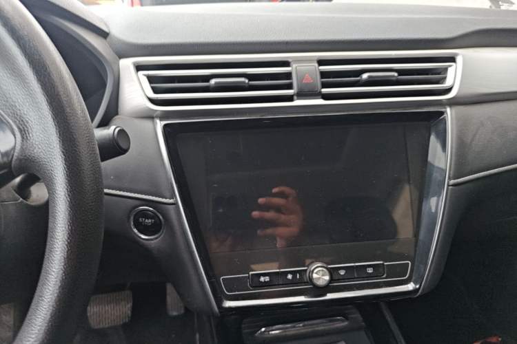 Used Roewe i5 2020 1.5L Automatic 4G Connect Luxury Flagship Edition Audio And AC Panel