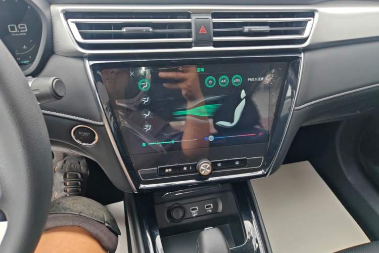 Used Roewe i5 2020 1.5L Automatic 4G Connect Luxury Flagship Edition Audio And AC Panel