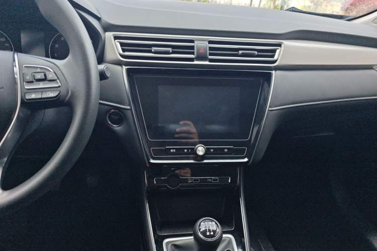 Used Roewe i5 2020 1.5L Manual 4G Connect Luxury Edition Audio And AC Panel