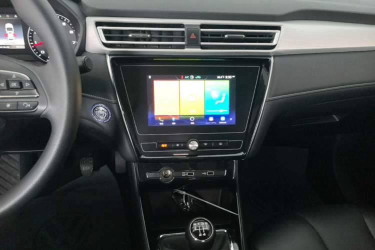 Used Roewe i5 2020 1.5L Manual 4G Connect Leehao Flagship Edition Audio And AC Panel