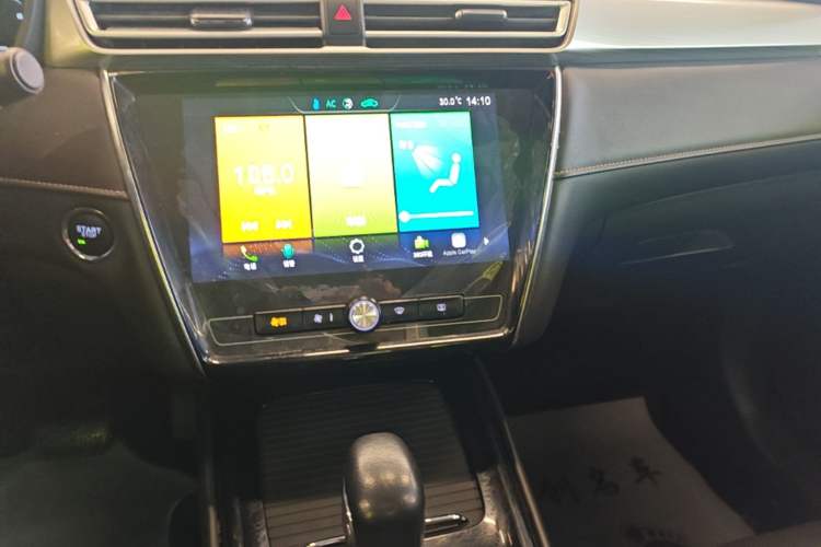 Used Roewe i5 2020 1.5L Automatic 4G Connect Luxury Flagship Edition Audio And AC Panel